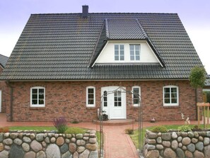 Exterior - Apartment 'Ferienwohnung Sönksen' with Shared Terrace and Wi-Fi (Nordstrand)