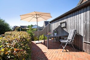 Outdoor dining - Apartment 'Ferienwohnung Sönksen' with Shared Terrace and Wi-Fi (Nordstrand)