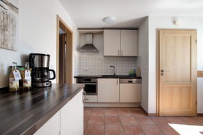 Kjøleskap, mikrobølgeovn, ovn og kokeplater