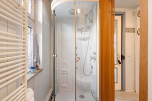 Een douche, een haardroger, handdoeken