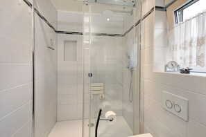 Een douche, een haardroger, handdoeken