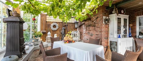 تناول الطعام بالخارج