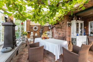 Outdoor dining - Apartment 'Ferienwohnung Freiblick' with Shared Terrace, Shared Garden and Wi-Fi (Neukirchen)