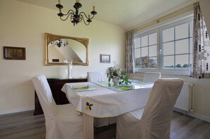 Dining - 'Ferienwohnung Schmidt Bergewöhrden' with Shared Garden and Wi-Fi (Bergewöhrden)