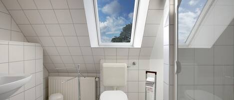 Un bagno moderno con finestra a lucernario, piastrelle bianche, un water, un bidet e un termosifone.
