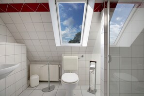 Shower, towels - 'Ferienwohnung Schmidt Bergewöhrden' with Shared Garden and Wi-Fi (Bergewöhrden)