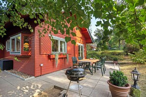 Outdoor dining - Holiday Home 'Ferienhaus Moritzburg' with Private Terrace, Private Garden and Wi-Fi (Moritzburg)