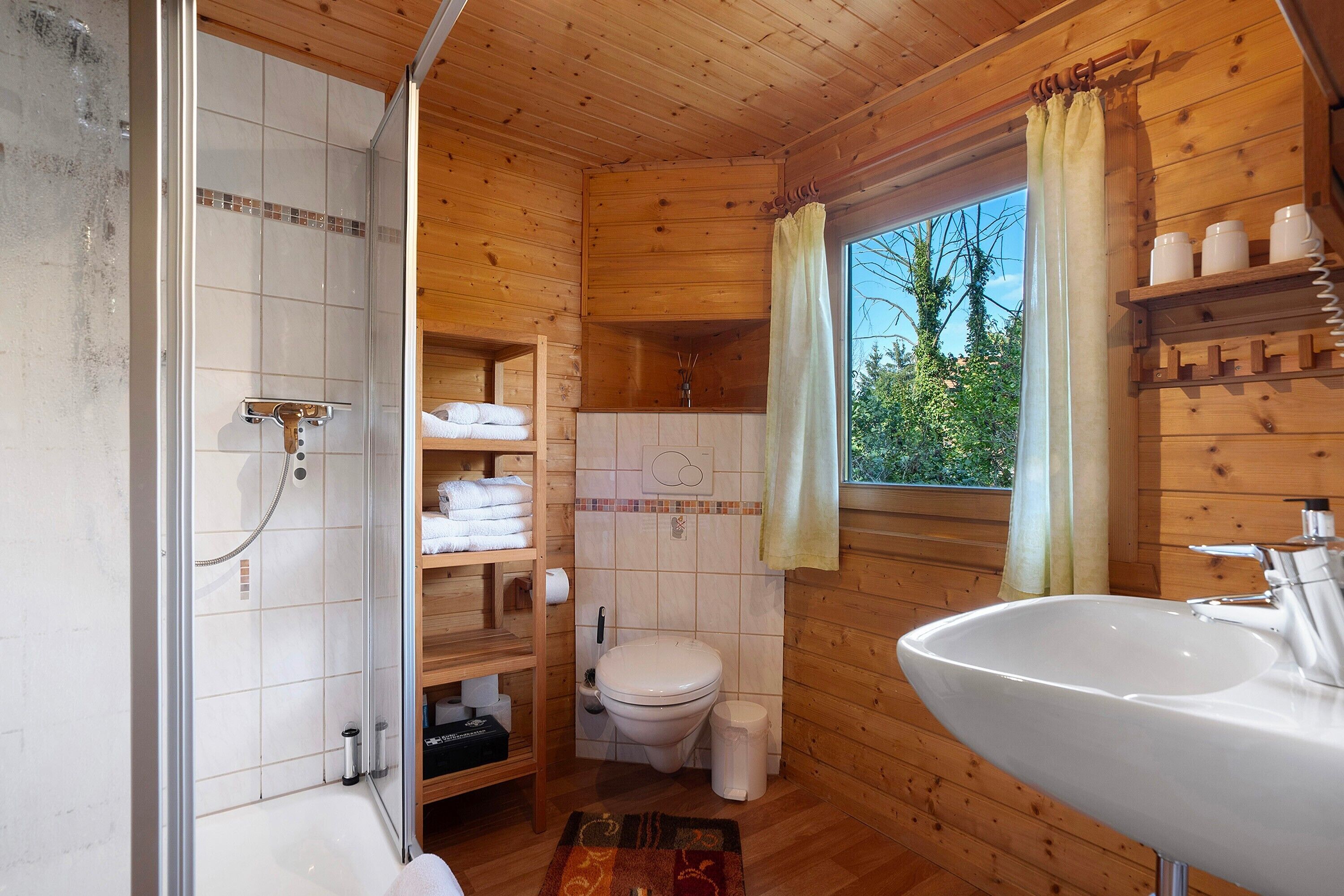 Dusche, Haartrockner, Handtücher