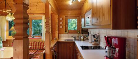 ثلاجة، ميكروويف، موقد طهي مسطح، ماكينة لصنع القهوة/الشاي