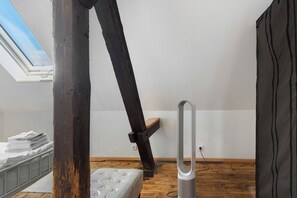 Tabla de planchar con plancha, wifi gratis, ropa de cama