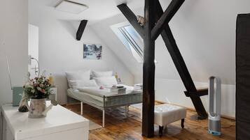 Iron/ironing board, free WiFi, bed sheets