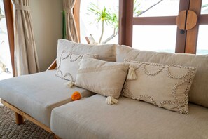 3 bedrooms, desk, laptop workspace, iron/ironing board - Villa Water Star (Canggu)
