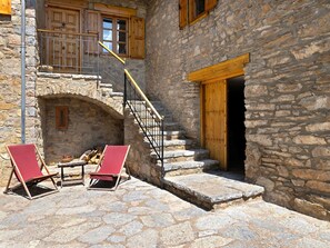 Property grounds - Mountain Chalet with Views, Private Terrace, and Wi-Fi (Prullans)