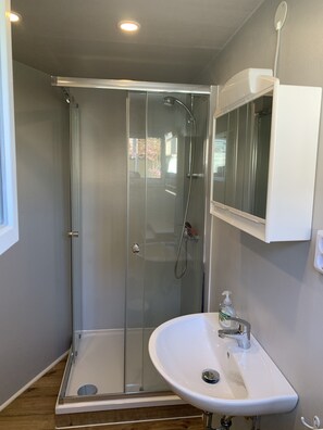Shower, towels, soap, shampoo - Mysig Semesterlägenhet i Fiskeparadiset Kronolaxfiske Nära Östersjön (Blekinge län)