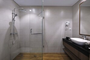 Suite | Salle de bain | Douche, douche à « effet pluie », articles de toilette gratuits
