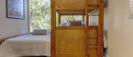 5 bedrooms, iron/ironing board, WiFi, bed sheets