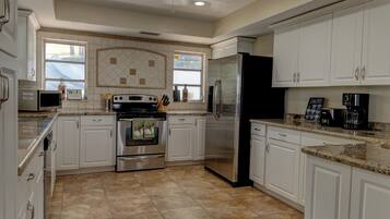 ثلاجة، ميكروويف، فرن، موقد طهي مسطح