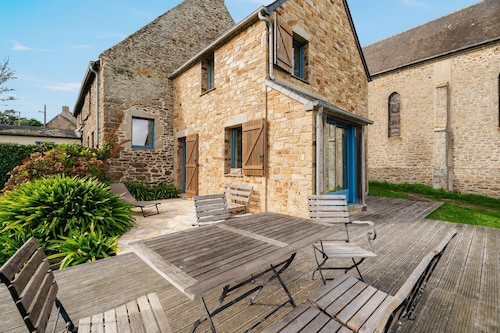 Ferienhaus 'Maison Chapelle Du Verger' mit Meerblick, Gemeinschaftsterrasse und privatem Garten