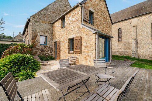 Holiday Home 'Maison Chapelle Du Verger' with Sea View, Shared Terrace and Private Garden