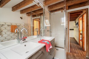 Douche, sèche-cheveux, serviettes fournies