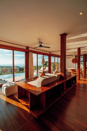 Luxury-Suite, 1 King-Bett, Meerblick | Wohnzimmer