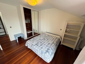 3 chambres, fer et planche à repasser, accès Internet, draps fournis