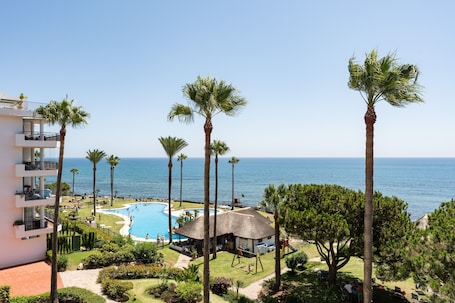 プール. Apartment 'Mi Capricho Calahonda' with Sea View, Wi-Fi and Air Conditioning