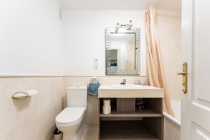 Regadera, secadora de cabello, toallas