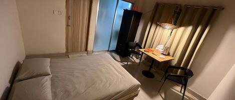 1 habitación, tabla de planchar con plancha, wifi y ropa de cama