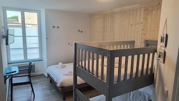 Vierpersoonskamer, meerdere bedden, niet-roken | Geluiddichte muren, gratis babybedden, gratis wifi, beddengoed