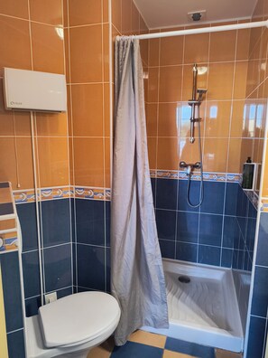 A bathroom with a shower, toilet, and a bathtub. - Hôtel Bar Restaurant La Marie Galante (Saint-Georges-d'Oleron)