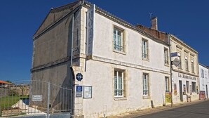 A two-story building with a sign indicating it is a hotel. - Hôtel Bar Restaurant La Marie Galante (Saint-Georges-d'Oleron)