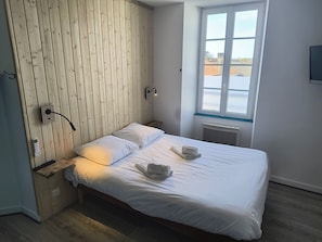 Tweepersoonskamer | Geluiddichte muren, gratis babybedden, gratis wifi, beddengoed