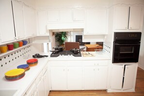 Microonde, forno, piano cottura, lavastoviglie