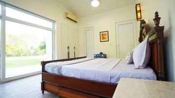 5 bedrooms, iron/ironing board, WiFi, bed sheets