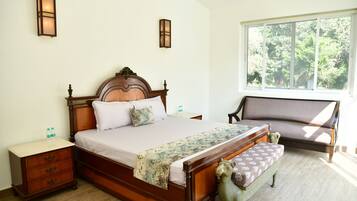 5 bedrooms, iron/ironing board, WiFi, bed sheets