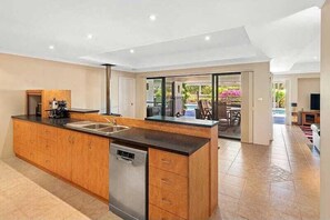 Deluxe House, 3 Bedrooms, Non Smoking | Private kitchen | Full-size fridge, microwave, oven, stovetop