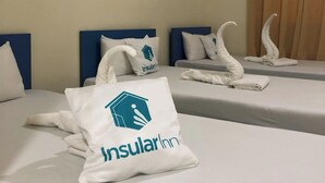 Triple Room | Desk, WiFi (free), bed sheets - Reddoorz @ Insular Square Mandaue City (Mandaue)