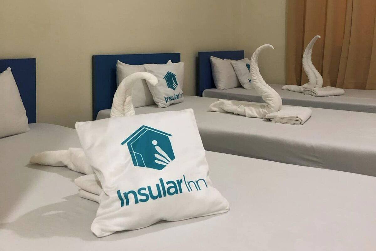 Escritorio, wifi gratis y ropa de cama 