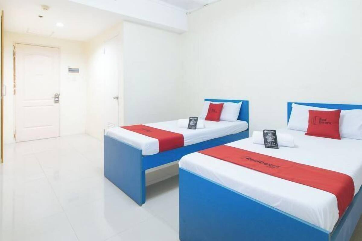 Escritorio, wifi gratis y ropa de cama 