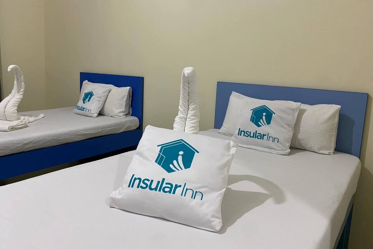 Escritorio, wifi gratis y ropa de cama 