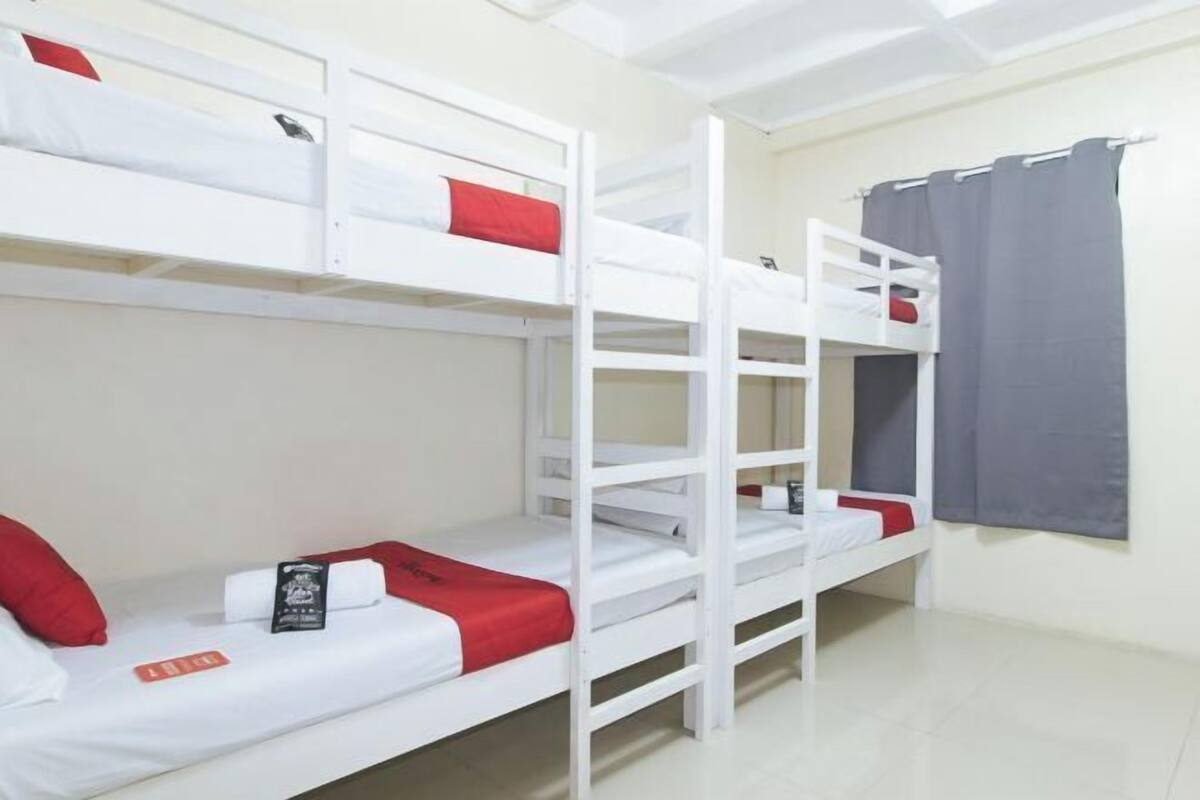 Escritorio, wifi gratis y ropa de cama 
