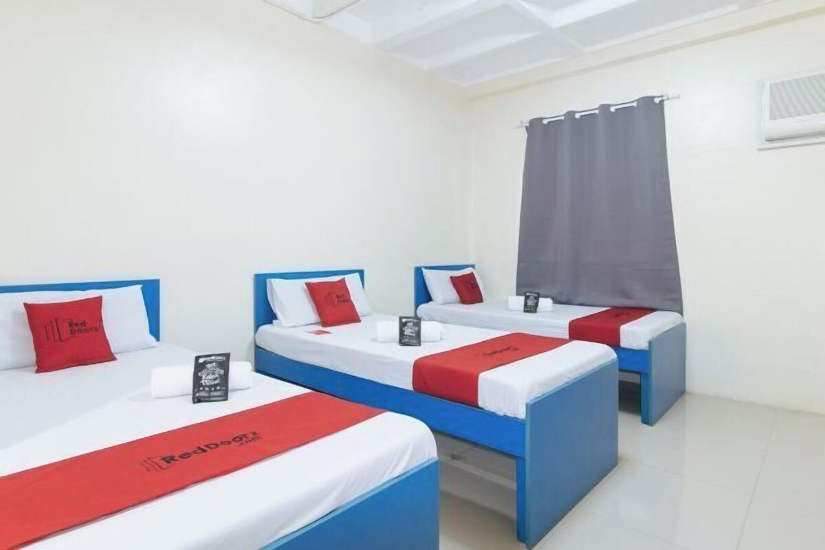 Desk, WiFi (free), bed sheets