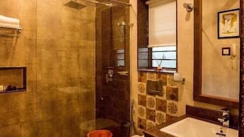 Habitación Deluxe, vista a la laguna | Área de sala de estar | Televisión