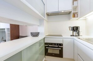 Réfrigérateur, four, plaque de cuisson, cafetière/bouilloire
