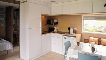 Refrigerador, microondas, placa de cocina, lavavajillas