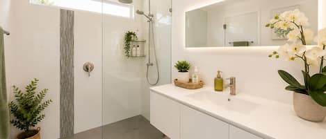 Deluxe House, Multiple Beds, Non Smoking | Bathroom | Shower, hair dryer, towels