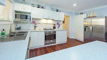 Deluxe House, Multiple Beds, Non Smoking | Private kitchen | Full-size fridge, microwave, oven, stovetop