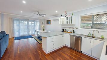 Deluxe House, Multiple Beds, Non Smoking | Private kitchen | Full-size fridge, microwave, oven, stovetop