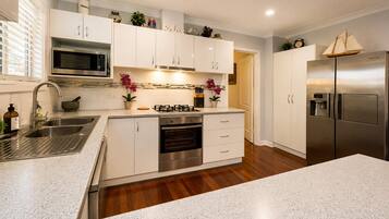 Deluxe House, Multiple Beds, Non Smoking | Private kitchen | Full-size fridge, microwave, oven, stovetop